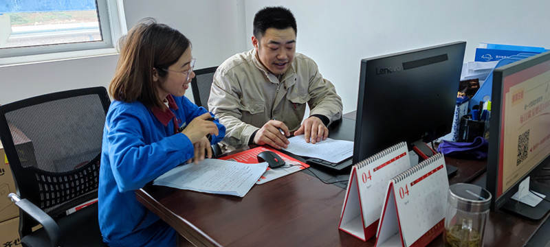秦军学、乔珊正在学习中_副本.jpg